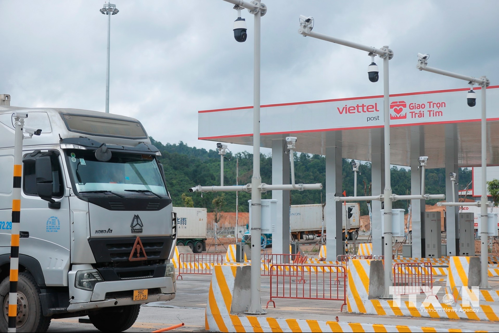 Cổng thông minh (Smart Gate), cho phép nhận diện biển số xe, mã container và sinh trắc học tài xế. Ứng dụng V-Gate hỗ trợ doanh nghiệp và lái xe đặt chỗ, theo dõi dịch vụ từ xa, tối ưu hóa thời gian và giảm chi phí quản lý. (Ảnh: Minh Quyết/TTXVN)
